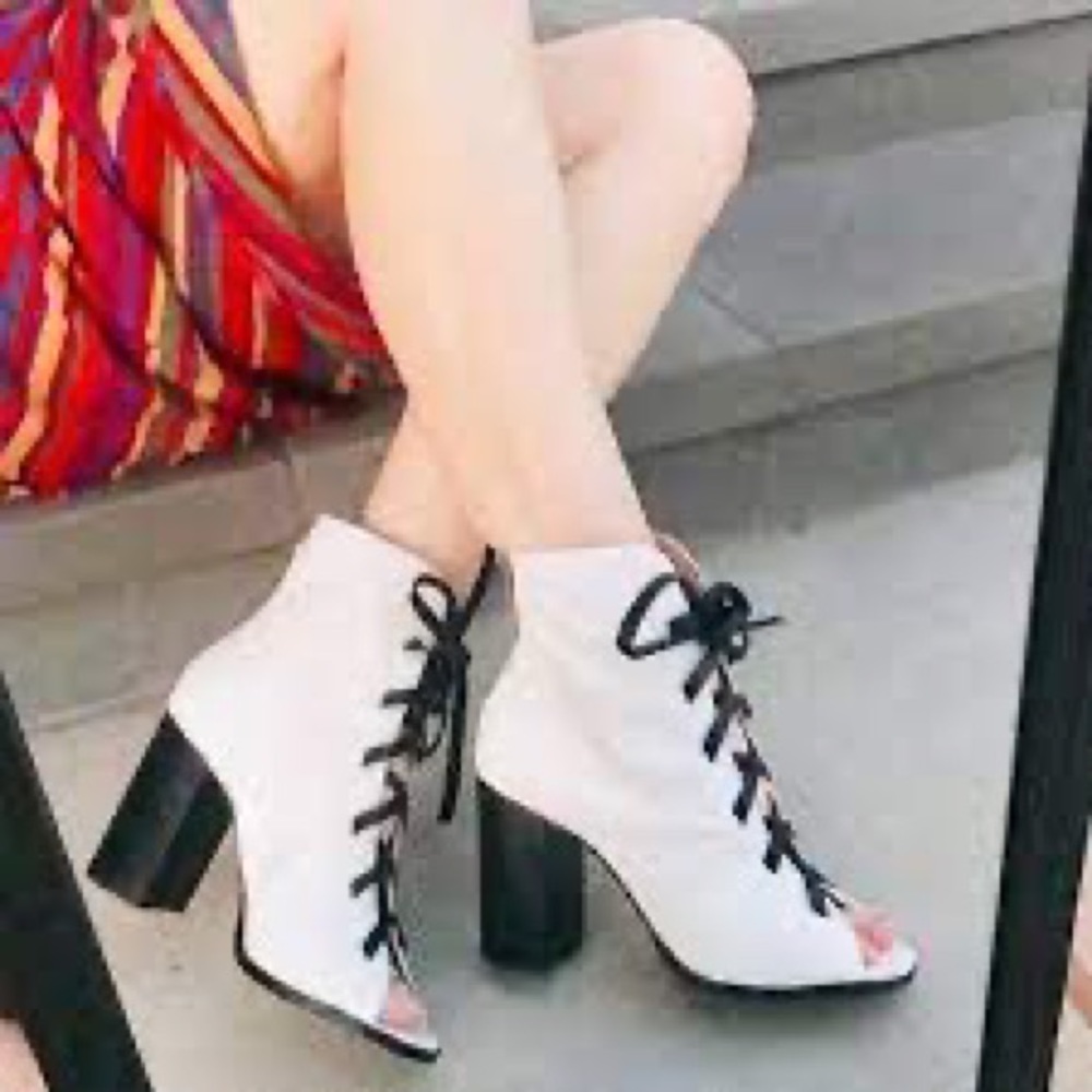 💗 Rare KRISTIN CAVALLARI white ankle booties leather boots EUC